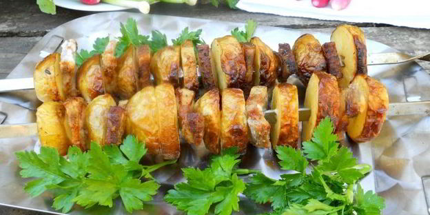 шашлык из молодого картофеля и сала