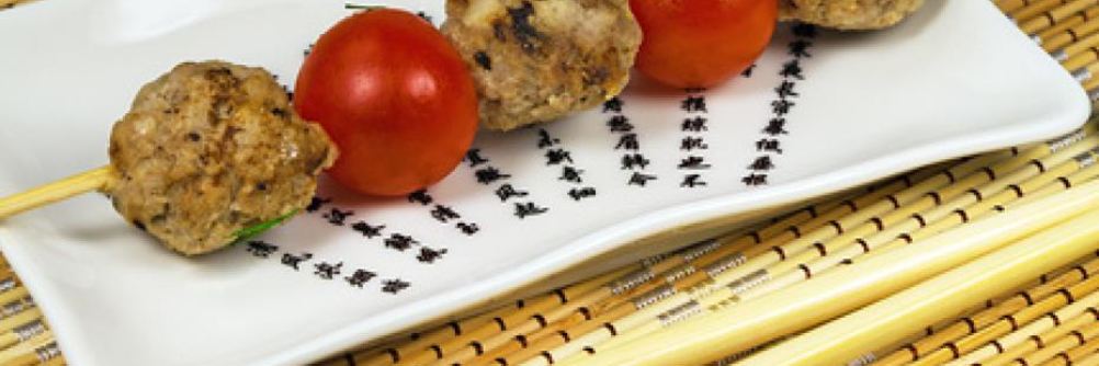 Шашлык из мясных шариков и помидоров черри