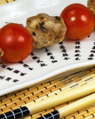 Шашлык из мясных шариков и помидоров черри