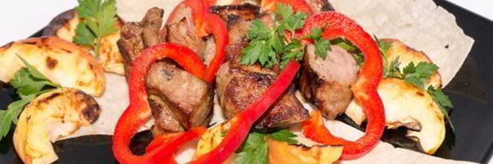 Шашлык из свинины и яблок на гриле