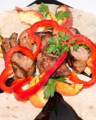 Шашлык из свинины и яблок на гриле