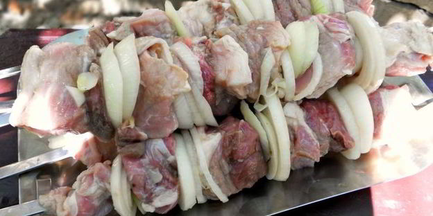 шашлык из свинины с лимоном и луком