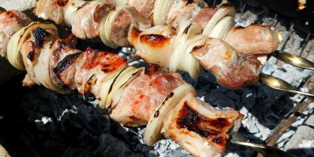 шашлык из свинины с лимоном и луком