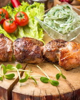 Шашлык из свинины в маринаде из лука и красного вина