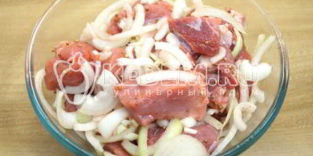 шашлык из свинины в томатном соусе