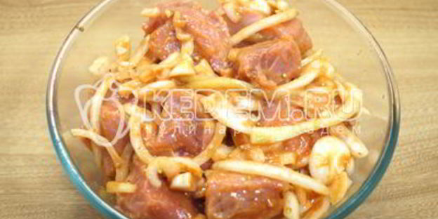 шашлык из свинины в томатном соусе