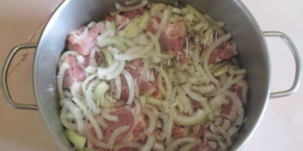 шашлык из свиной шейки с луком