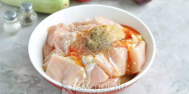 шашлык на кефире из куриного филе с овощами