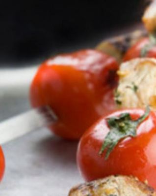 Шашлык с яблоками и помидорами