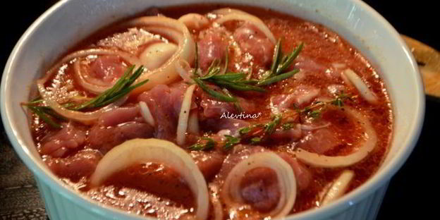 свиной шашлык на томатном маринаде