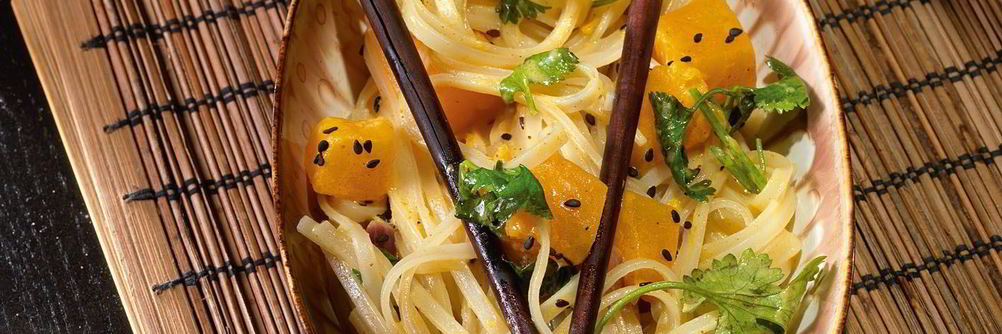 Широкая рисовая лапша с тыквенным карри