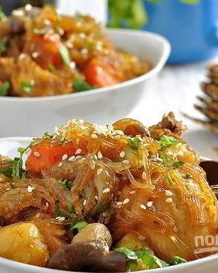 Стеклянная лапша с курицей и овощами