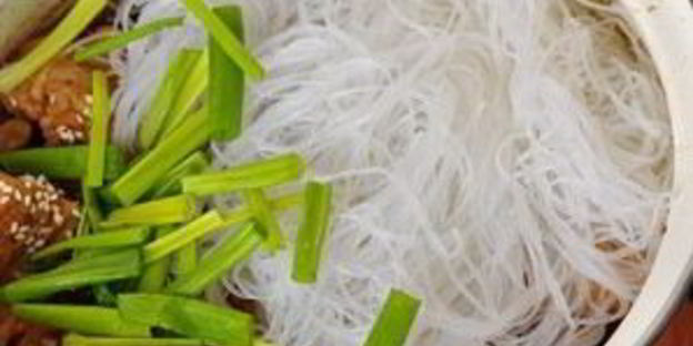 стеклянная лапша с курицей и овощами