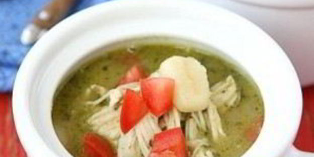 суп с куриными грудками, ньокки и соусом песто