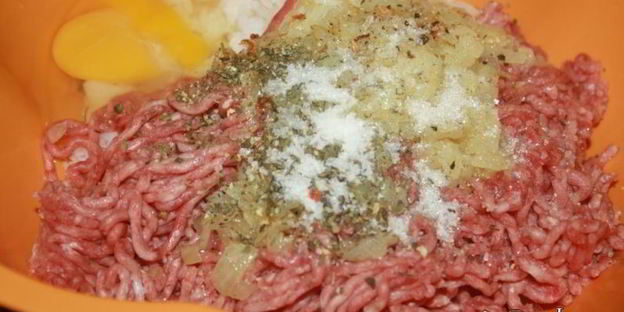 говяжьи тефтели с жареным луком