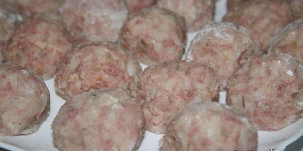 говяжьи тефтели с жареным луком