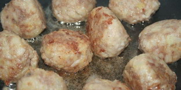 говяжьи тефтели с жареным луком