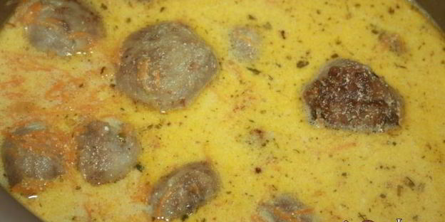 говяжьи тефтели с жареным луком