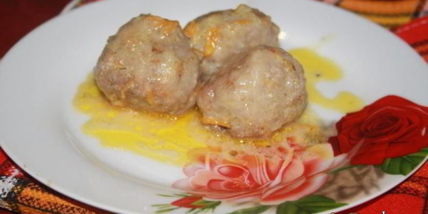 говяжьи тефтели с жареным луком