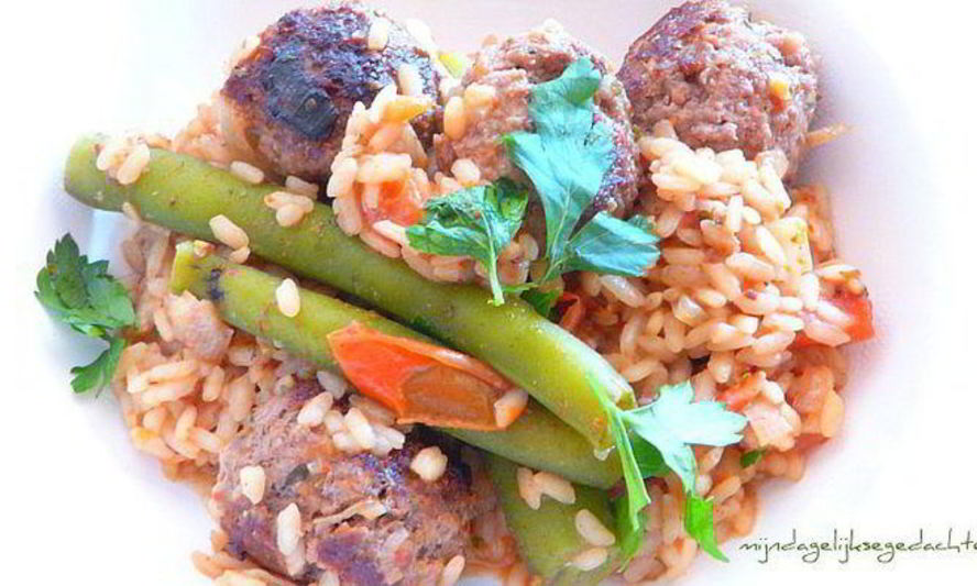 Рецепт испанских пикантных тефтелей с рисом и стручковой фасолью