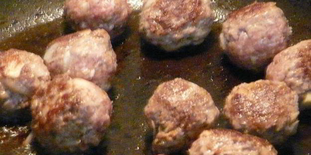 испанские пикантные тефтели с рисом и стручковой фасолью