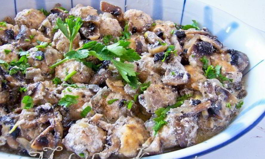 Рецепт куриных тефтелей в грибном соусе