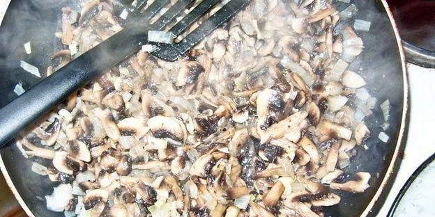 куриные тефтели в грибном соусе