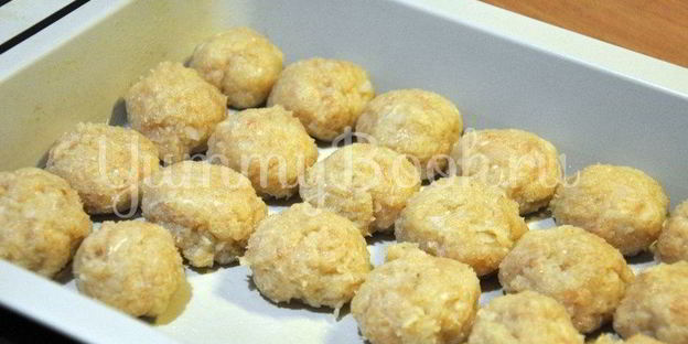 куриные тефтельки под сырным соусом