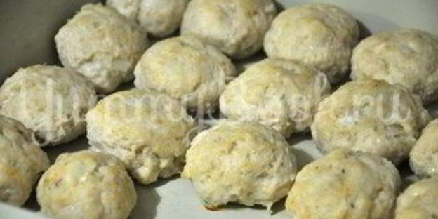 куриные тефтельки под сырным соусом