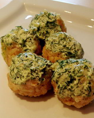 Легкие куриные тефтели на пару со сметанно-чесночным соусом