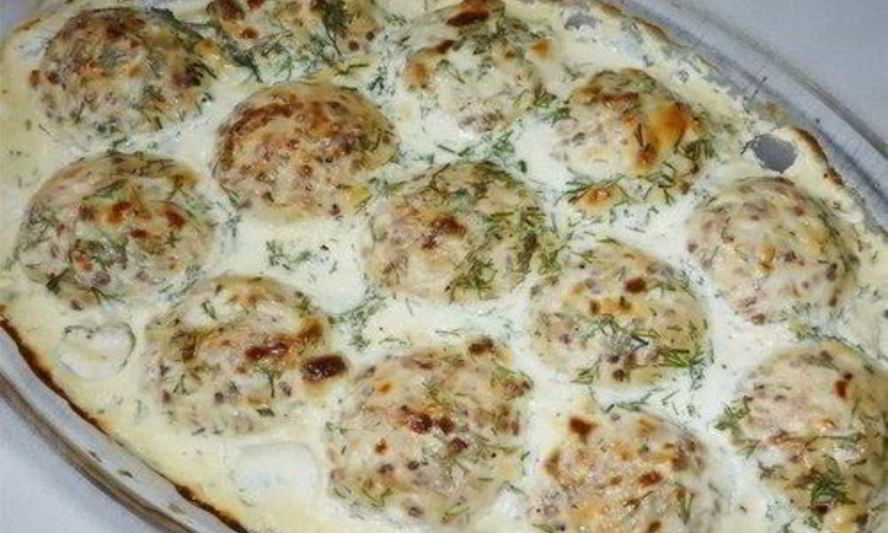 Рецепт легких тефтелей с начинкой в сливочном соусе