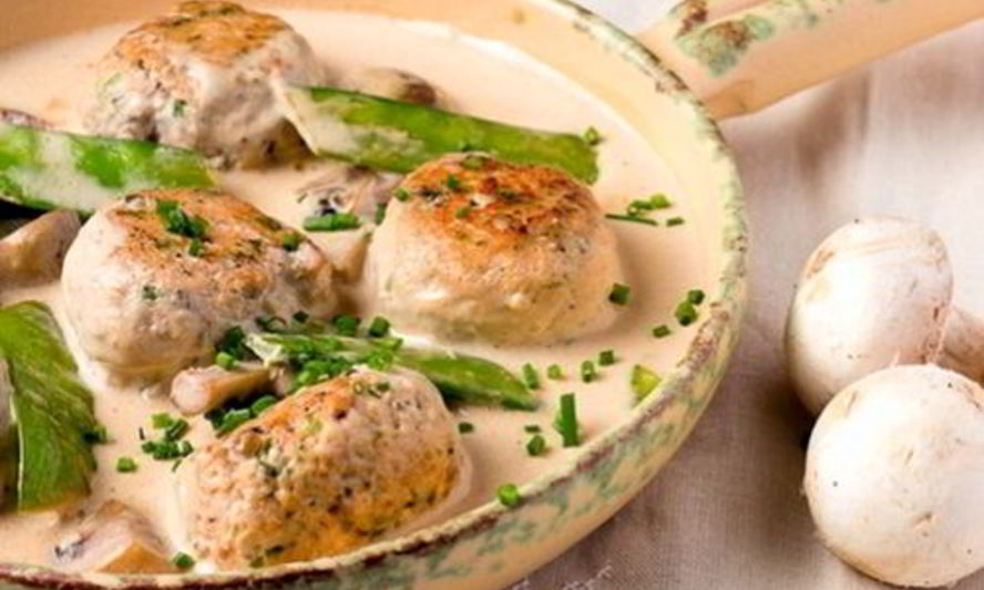 Рецепт мясных тефтелей в грибном соусе
