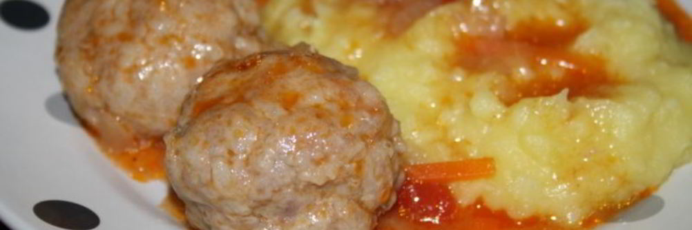 Нежные домашние тефтели в томатной подливе