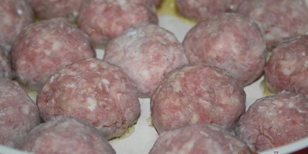 нежные домашние тефтели в томатной подливе