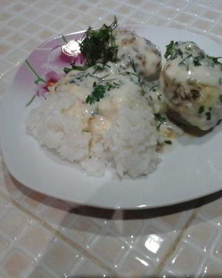 Нежные говяжьи тефтели с белым соусом