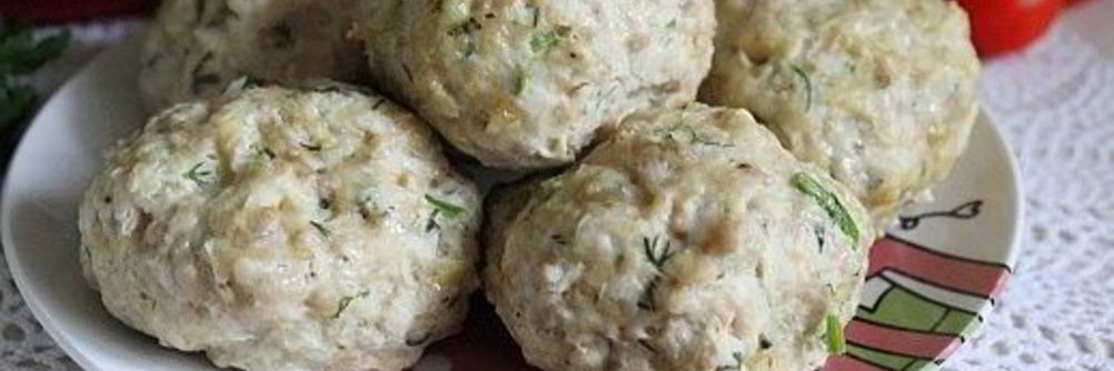 Паровые куриные тефтели с овощами и овсяными хлопьями