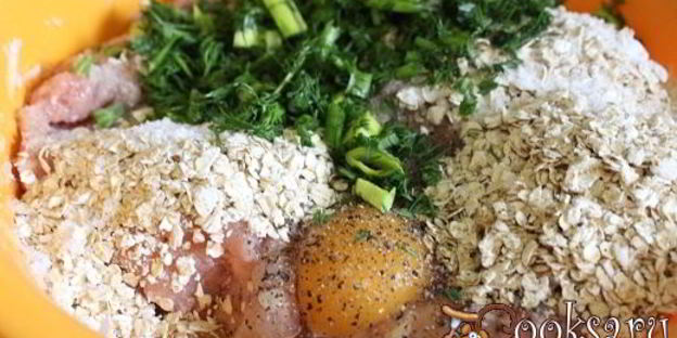 паровые куриные тефтели с овощами и овсяными хлопьями
