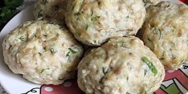 паровые куриные тефтели с овощами и овсяными хлопьями