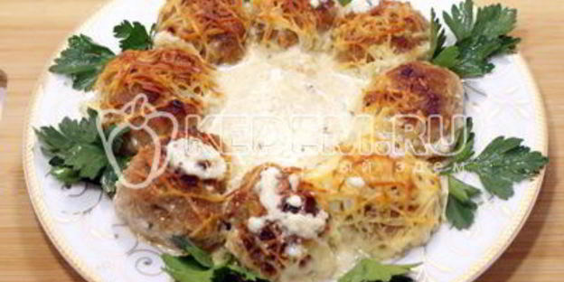 рождественский венок из тефтелей