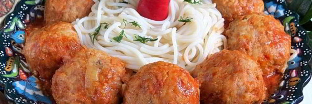 Спагетти с тефтелями в томатном соусе