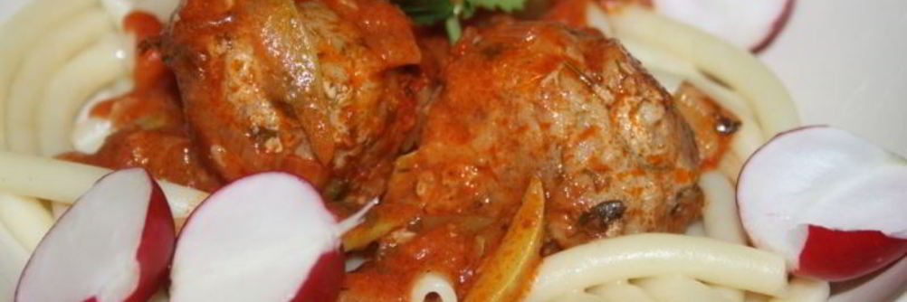 Свино-говяжьи тефтельки тушеные в томате с овощами