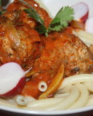 Свино-говяжьи тефтельки тушеные в томате с овощами