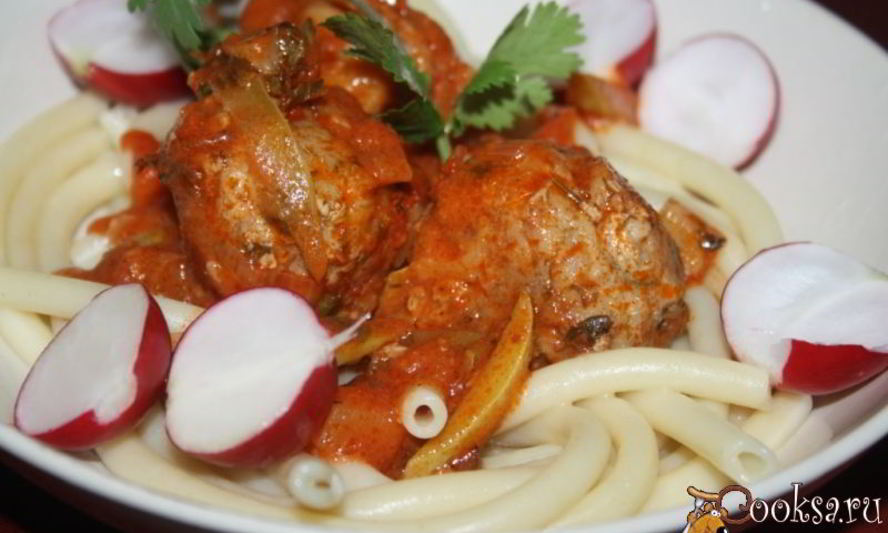 Рецепт свиного-говяжьих тефтельки тушеные в томате с овощами