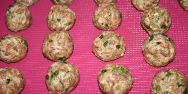 свино-говяжьи тефтельки тушеные в томате с овощами