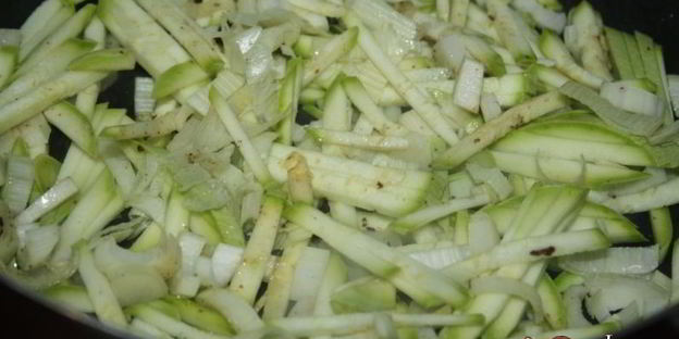 свино-говяжьи тефтельки тушеные в томате с овощами