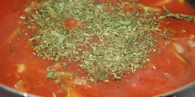 свино-говяжьи тефтельки тушеные в томате с овощами