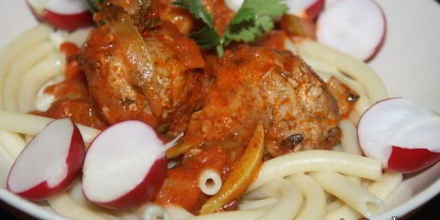 свино-говяжьи тефтельки тушеные в томате с овощами