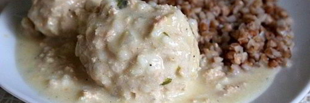 Тефтели-ежики из семги в сметанном соусе