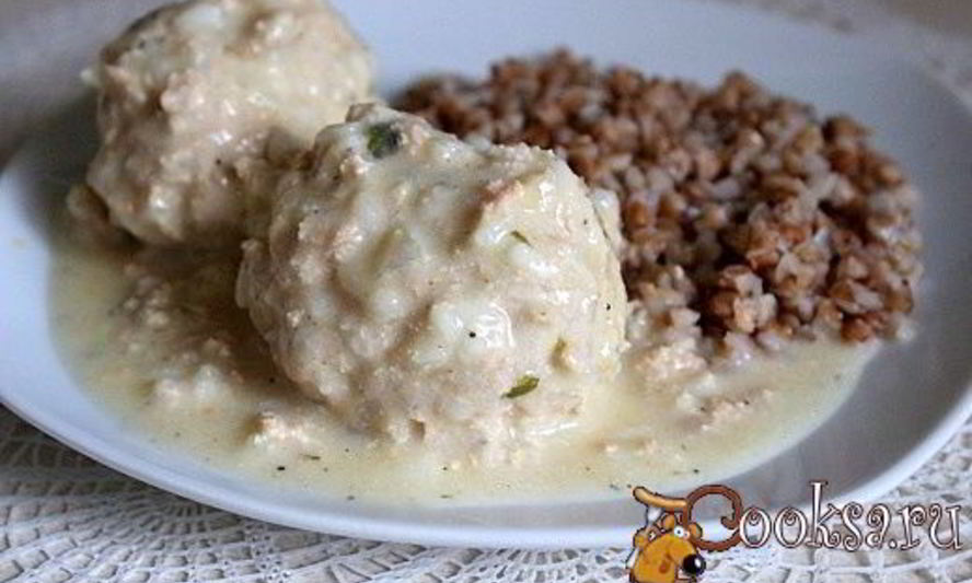 Рецепт тефтелей-ежиков из семги в сметанном соусе