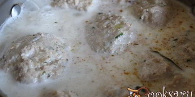 тефтели-ежики из семги в сметанном соусе